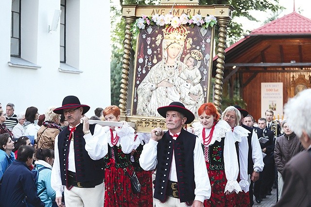 Procesja fatimska z obrazem Pani Ziemi Żywieckiej.