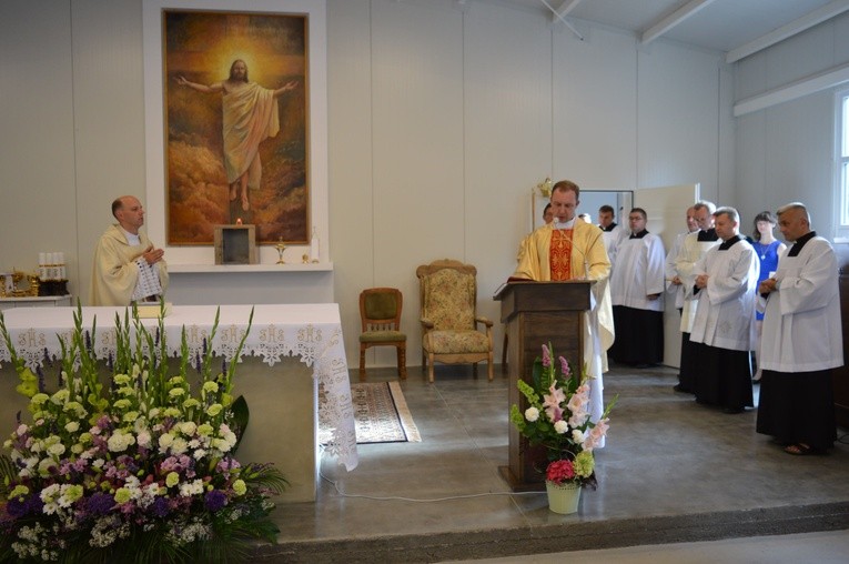 Poświęcenia kaplicy oraz liturgicznego wprowadzenia w posługę proboszcza ks. Tomasza Markowicza dokonał ks. Piotr Grzywaczewski, kanclerz Kurii Diecezjalnej.