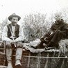 Brat Alojzy Kosiba razem z furmanem na wozie kwestarskim.  Zdjęcie z ok. 1914 roku.
