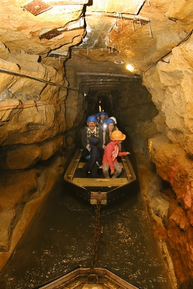 W zabytkowej Kopalni Srebra podziemna trasa zwiedzania ma blisko 1800 m, w tym ok. 200 m sunącymi powoli łódkami.