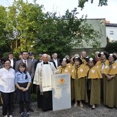 W parafialnym ogrodzie prafii św. Jakuba w Skierniewicach odsłonięto tablicę stacyjną Warszawskiej Drogi św. Jakuba.  