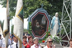 W procesji niesiono feretron z obrazem św. Anny