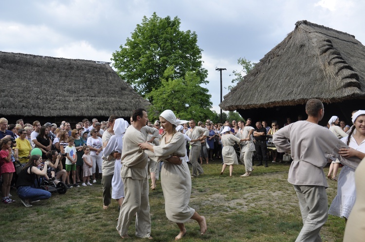 Łowickie Żniwa w skansnie w Maurzycach