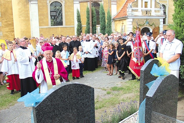 ▲	Mszy św. przewodniczył i tablice poświęcił bp Paweł Socha.