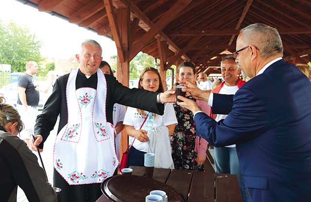 ▲	Na gości festynu czekała przepyszna zupa rybna, którą częstował proboszcz ks. Józef Grochowski. 