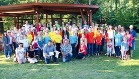 ▼	Wspólne zdjęcie gości z Białorusi, polskich rodzin oraz organizatorów „Lata z Polską”.