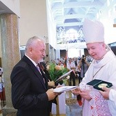 ▲	19 lipca. Stanisław Chwała odbiera od ks. inf. Adama Kokoszki odznaczenie diecezjalne  „Dei regno servire”. Za jego działalność prezydent Andrzej Duda odznaczył go i prowadzoną przez niego fundację Srebrnym Krzyżem Zasługi.