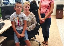 Denis razem z mamą Anną (po prawej) w Wojewódzkim Centrum Powiadamiania Ratunkowego odwiedził Aleksandrę Michtę, która odebrała jego telefon o pomoc