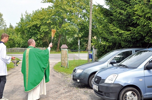 ▲	Błogosławieństwo pojazdów w większości parafii odbyło się 25 lipca. W niektórych wspólnotach – w niedzielę poprzedzającą wspomnienie św. Krzysztofa. Na zdjęciu: błogosławieństwo pojazdów w Sycewicach.