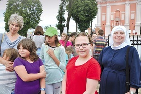 ▲	18 lipca uczestnicy kolonii odwiedzili diecezjalne sanktuarium w Skrzatuszu.