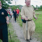 Pierwsze kroki w nordic walkingu okazały się wcale nie takie trudne.