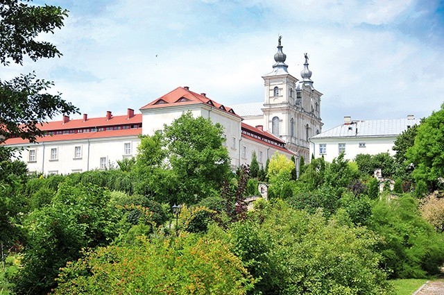 Widok na kościół z ogrodów. Na wieżach figury św. Ignacego Loyoli i św. Franciszka Ksawerego.