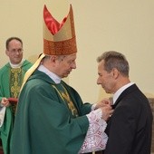 Odznaczenie wręczył Zygmuntowi Wolszczakowi bp Henryk Tomasik