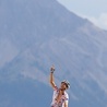 Bretończyk Warren Barguil dziękuje Bogu za zwycięstwo w 18. etapie Tour de France.
20.07.2017 Francja