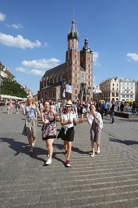 „Trójka” wchodzi na rynek. Przechodnie przystają. Ekipa głośnym śpiewem pokazuje, kto tu rozdaje karty.