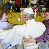 Papież Franciszek ujmuje ludzi swą bezpośredniością, jak podczas wizyty w ośrodku dla niepełnosprawnych w Ciampino.