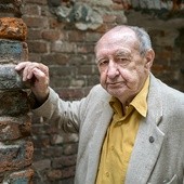 Kpt. Janusz Jakubowski ma dzisiaj 87 lat. Ceglane mury pamiętają czasy, gdy w tym miejscu walczył z Niemcami.