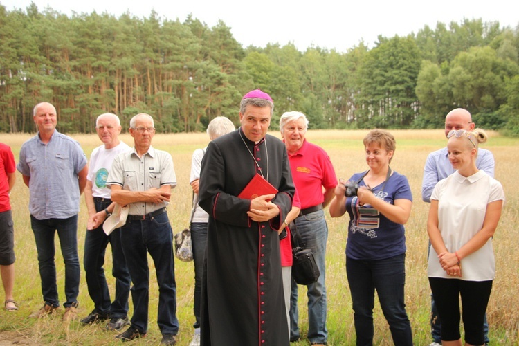 Poświęcenie krzyża w Świącach