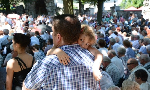 Roztacza nad nami miłość i troskę