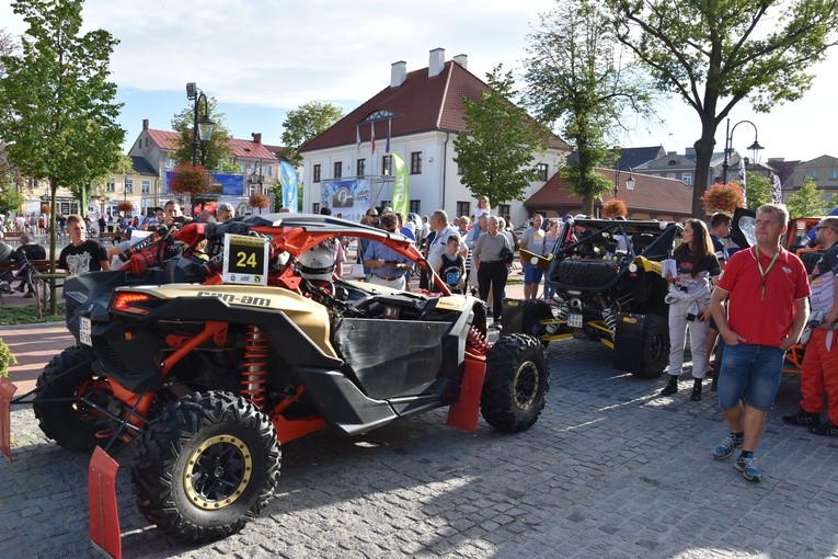 Na rynku przed ratuszem miały miejsce ceremonie startu honorowego oraz wręczenia nagród zwycięzcom