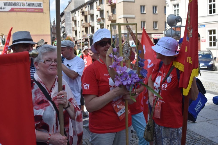 Ruszyła XIV Piesza Pielgrzymka Diecezji Świdnickiej na Jasną Górę