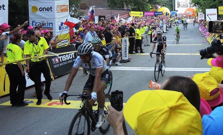 Słowak Peter Sagan, a za nim Rafał Majka wjeżdżają na metę