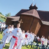 ▲	Procesja do ołtarza polowego. W tle kościół w Rozdzielu, w którym kiedyś ochrzczony był. m.in. znany poeta Kazimierz Brodziński.