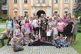 ▲	Małżonkowie z dziećmi przyjechali z archidiecezji krakowskiej, szczecińskiej oraz diecezji świdnickiej i zielonogórsko-gorzowskiej.