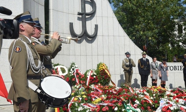 Uroczystości przed pomnikiem Polskiego Państwa Podziemnego i AK