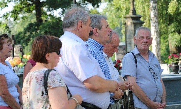 Radomski Klub Inteligencji Katolickiej modlił się przy grobie bp. Edwarda Materskiego