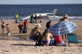 Samolot wleciał w turystów na plaży, wśród zabitych dziecko