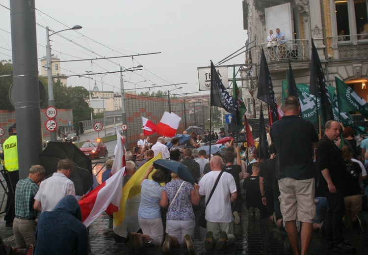 Protestowali przeciwko "Klątwie"