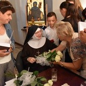 Wielu uczestników spotkania prosiło s. Donatę o autograf w książce jej autorstwa