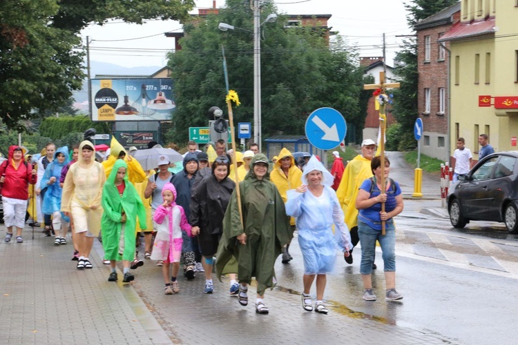 Skawinianie wraz z wojewodą idą na Jasną Górę.