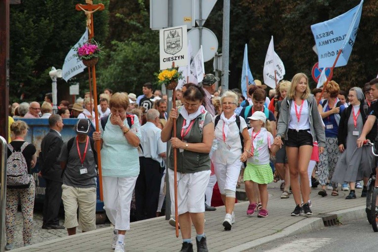 Tegoroczni pielgrzymi pożegnali Cieszyn. Przed nimi ponad 160 kilometrów i 6 dni modlitwy...