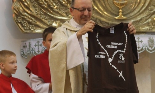 Ks. Jan Figura z koszulką pielgrzyma