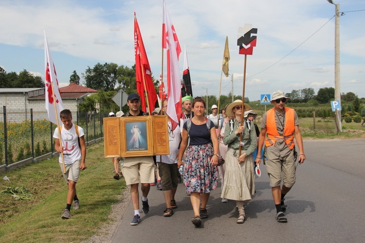 "Siedemnastki" w Lewiczynie. Pielgrzymkowy ślub