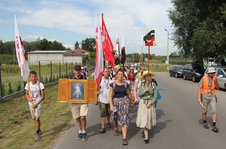 "Siedemnastki" w Lewiczynie. Pielgrzymkowy ślub