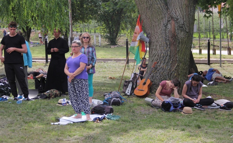 "Siedemnastki" w Lewiczynie. Pielgrzymkowy ślub