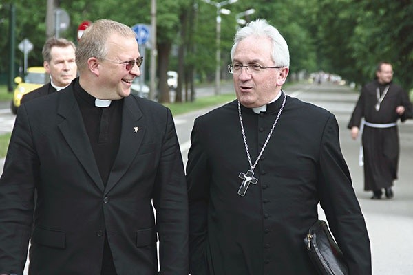Ks. Marek Leśniak (po lewej) był szefem Sekcji Rejestracji KO ŚDM Kraków 2016. Na zdjęciu podczas rekonesansu na krakowskich Błoniach (maj 2016 r.), przeprowadzanego przez KO ŚDM wspólnie z przedstawicielami Stolicy Apostolskiej.