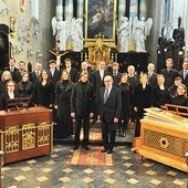 Stanisław Gałoński z zespołem Collegium Zieleński, z którym wykonuje utwory muzyki dawnej.