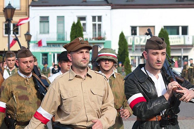 ▲	W Sochaczewie uczestnicy obchodów rocznicy powstania warszawskiego obejrzeli widowisko historyczne o wymarszu oddziału AK „Skowronek” na ratunek walczącej Warszawie.