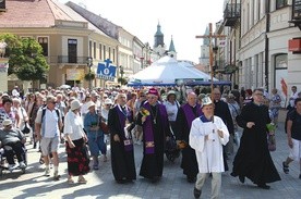 Pielgrzymów odprowadzali abp Stanisław  oraz bp Józef.