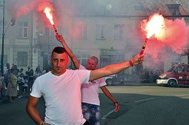 Płońszczanie rokrocznie tego dnia pamiętają o zasługach powstańców warszawskich, oddając należną im cześć.