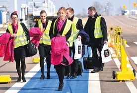 Załoga jednego z przewoźników na płycie lotniska w Świdniku.  