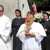 Po Mszy św. wierni przeszli razem z Najświętszym Sakramentem, relikwiami i figurą św. Filomeny w procesji wokół kościoła.