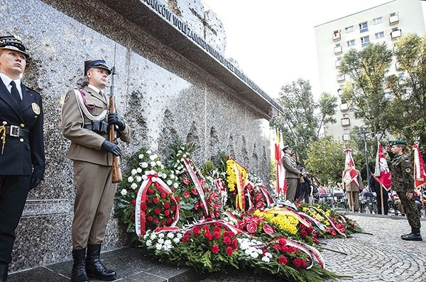 Przejmujący pomnik rzeźbiarza Ryszarda Stryjeckiego tworzą wykute w granicie sylwetki przypominające rozstrzeliwanych.