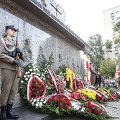 Przejmujący pomnik rzeźbiarza Ryszarda Stryjeckiego tworzą wykute w granicie sylwetki przypominające rozstrzeliwanych.