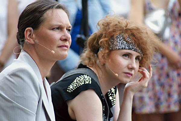 Zarówno matka (Maria Seweryn), jak i córka (Olga Sarzyńska) nie są w stanie pokonać problemów, jakie przed nimi stają.