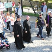 ▲	Pątników odprowadził  bp Krzysztof Nitkiewicz.